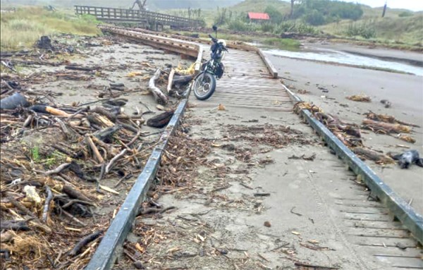 Cyclone debris on the Dunes Trail (Motu Trails)